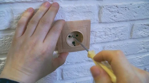 Removing the wall outlet Видео 120287402