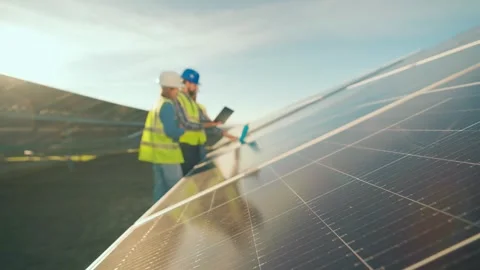 Renewable energy engineers inspecting solar panel farm with laptop during s.. 스톡 동영상 337543377