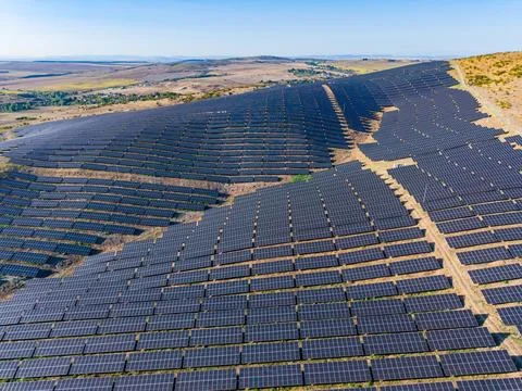 Renewable energy site features large solar panel installation in a hilly re.. Stock-Fotos