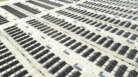 Renewable Energy Solar Panel Arrays on a Industrual Rooftop in Spring Sunshine Vídeo Stock 332155632