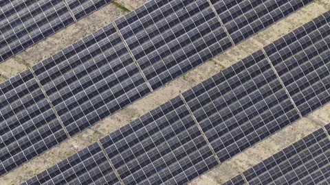 Renewable energy solar panels generating sustainable electricity Vidéo 333970504