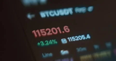 Renewing price for Bitcoin on trading app Stock Footage 322619600