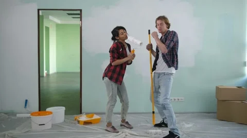 Renovation diy couple having fun in new appartment Video stock 101204868