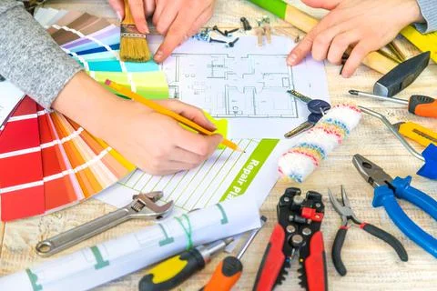 Renovation work to select the color of the paint according to the palette. Se Foto stock