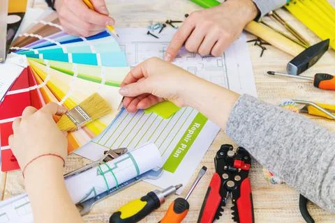 Renovation work to select the color of the paint according to the palette. Se Foto stock