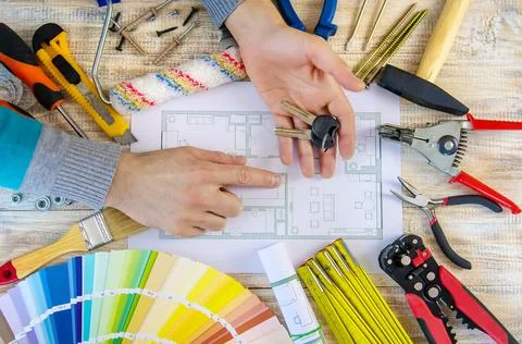 Renovation work to select the color of the paint according to the palette. Se 스톡 사진