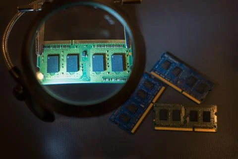 Repair of computer components, RAM under a magnifying glass Foto stock
