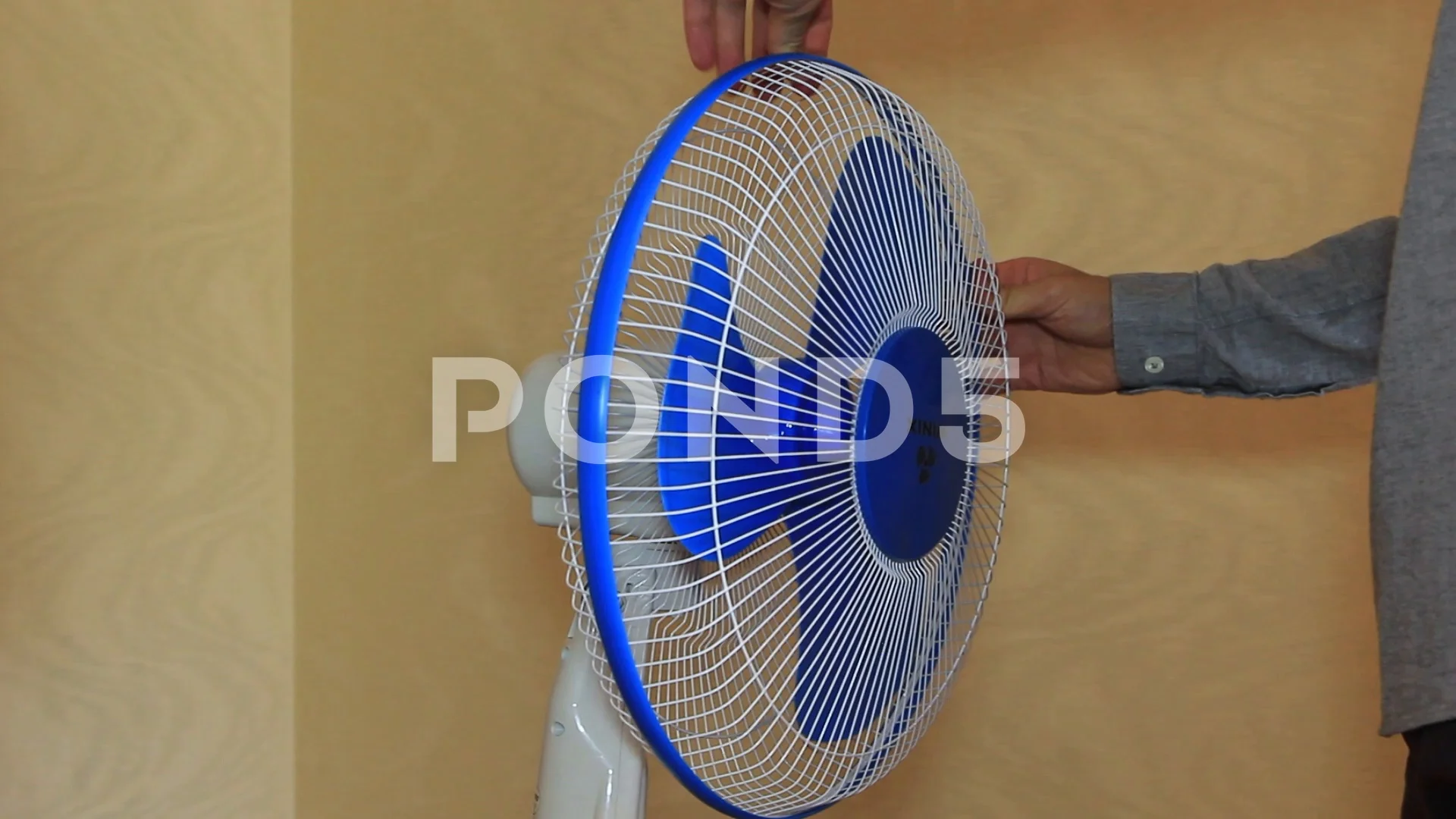 inflation Tilsyneladende Håbefuld repair electric fan at home | Stock Video | Pond5