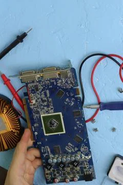 Repair an electronic device using Multimetr Foto stock