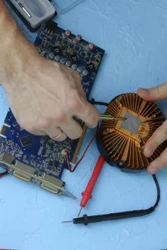 Repair an electronic device using Multimetr Foto stock