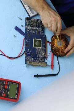 Repair an electronic device using Multimetr Foto stock