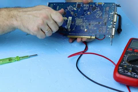 Repair an electronic device using Multimetr Foto stock