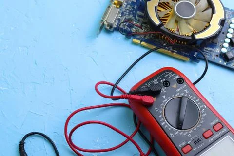 Repair an electronic device using Multimetr Foto stock