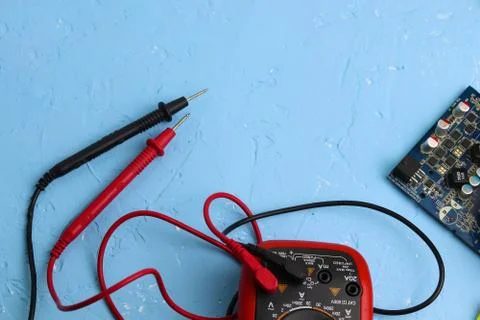 Repair an electronic device using Multimetr Foto stock