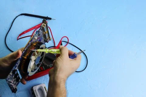 Repair an electronic device using Multimetr Foto stock
