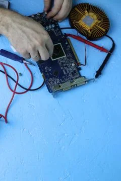 Repair an electronic device using Multimetr Foto stock