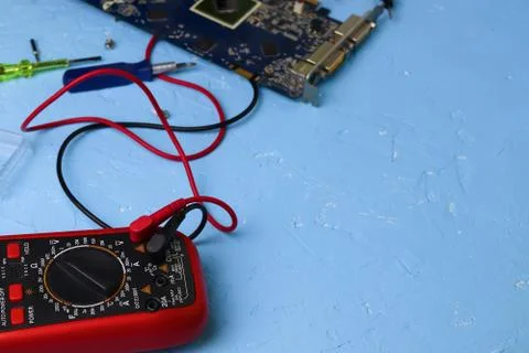 Repair an electronic device using Multimetr Foto stock