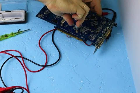 Repair an electronic device using Multimetr Foto stock