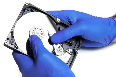Repair Hard disk. Hands of master in gloves repair the computer hard drive... Foto stock