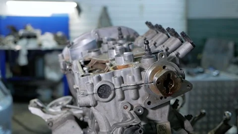 Repair of a removed engine from a car 库存影片 121280604