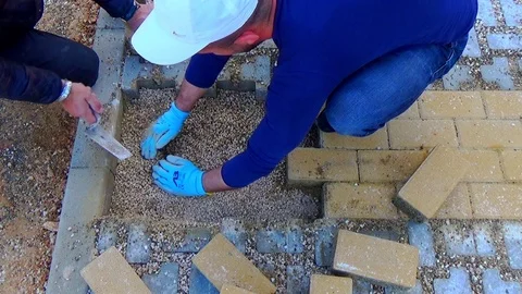 Repair work on a paving with self-locking blocks..After removing the blocks, Vídeos de archivo 103422122