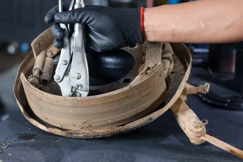 Repairing Drum Brake Component with Locking Pliers. Foto stock