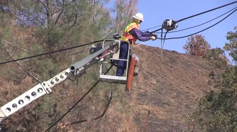 Repairing eletrical line in the hot day sun Video stock 54099802