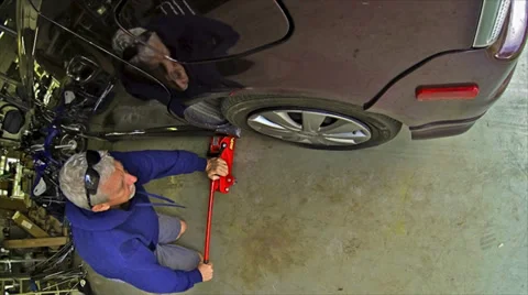 Repairing a Flat Tire Time Lapse Vídeo Stock 33486076