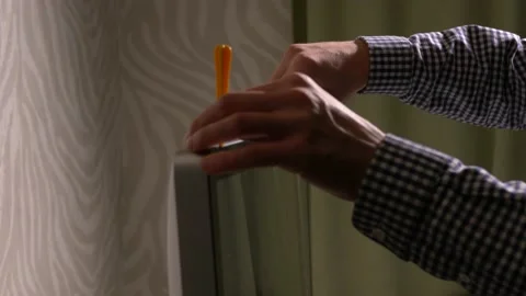 Repairman disassemble computer screen Vidéo 142907338