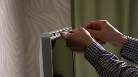 The repairman disassembles the computer 库存影片 142907319