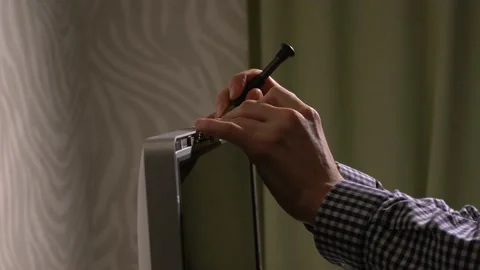 The repairman fixes the computer 스톡 동영상 142907307