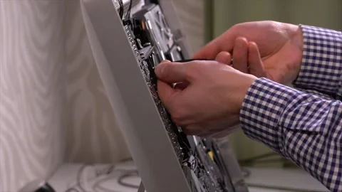 Repairman fixes the computer inside 库存影片 142907329