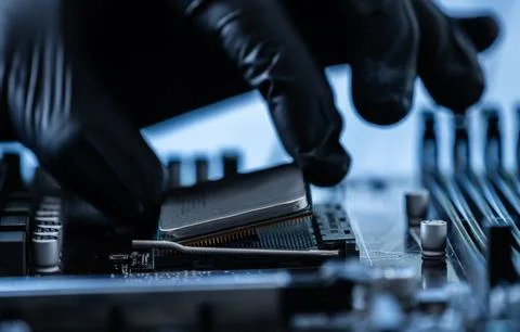 Repairman Installing Main Processor Chip On Motherboard Stockfoto's
