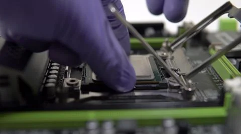 The repairman installs the main processor into the socket. Maintenance and 스톡 사진