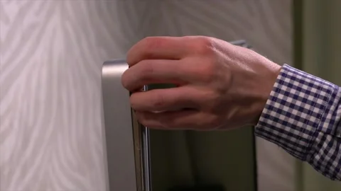 The repairman removes the display from the computer 库存影片 142907265