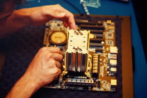 Repairman repairs the computer, Removing the computer motherboard. Foto stock