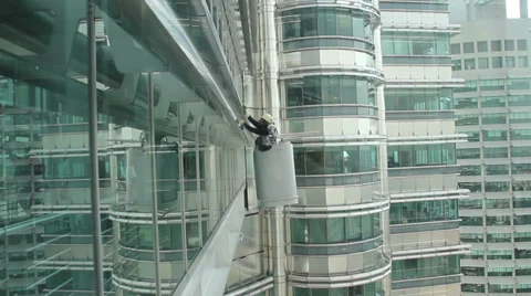 Repairman on a skyscraper Vídeo Stock 37876677