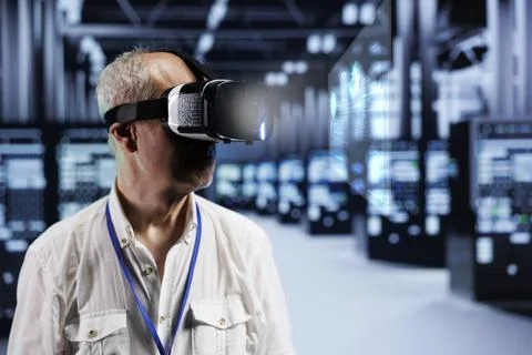 Repairman using VR in data center 스톡 사진