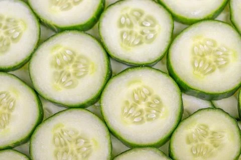 Repeating cucumber rounds create abstract pattern, circular geometry and rh.. Foto stock