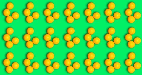 Repeating pattern with round yellow vitamins ascorbic acid on a green backgro Foto stock