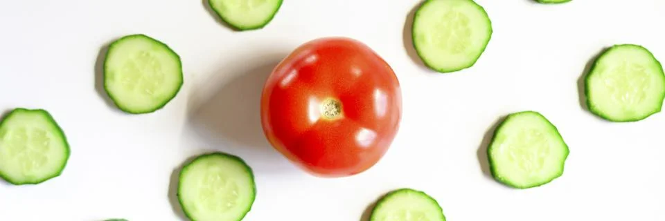 Repeating pattern of sliced semicircles of fresh raw vegetable cucumbers for  Foto stock