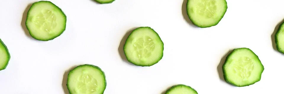 Repeating pattern of sliced semicircles of fresh raw vegetable cucumbers for  Foto stock