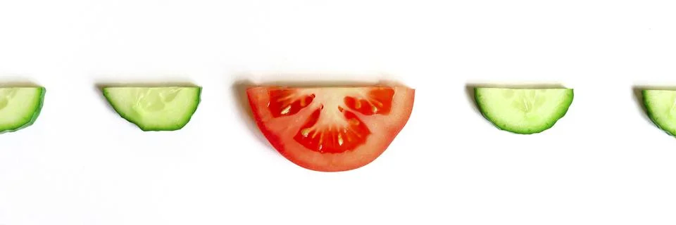 Repeating pattern of sliced semicircles of fresh raw vegetable cucumbers for  Foto stock