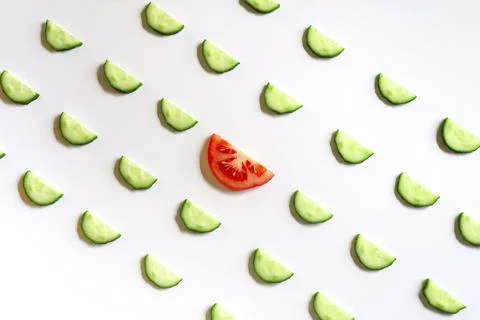 Repeating pattern of sliced semicircles of fresh raw vegetable cucumbers for  Foto stock