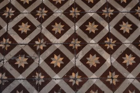 A repeating pattern of vintage distressed floor tiles Foto stock