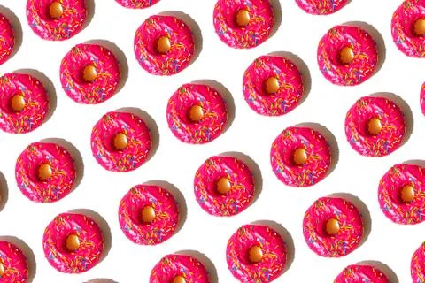 Repeating seamless pattern of identical pink donuts Foto stock