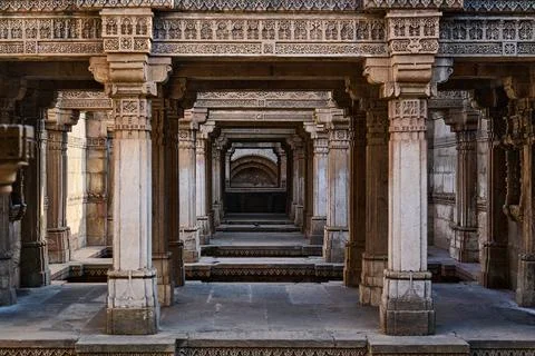 Repeating stone pillars and horizontal beams creating a corridor of symmetry  库存照片