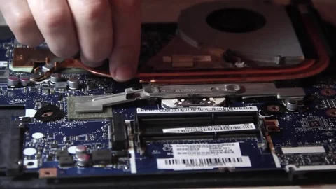 Replace the cooler on the motherboard 库存影片 71506873