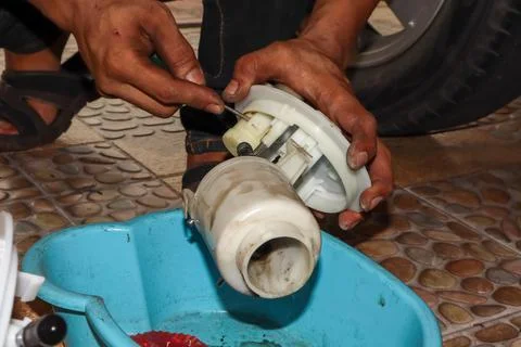 Replace the gasoline filter 스톡 사진