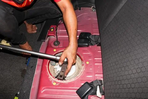 Replace the gasoline filter 스톡 사진